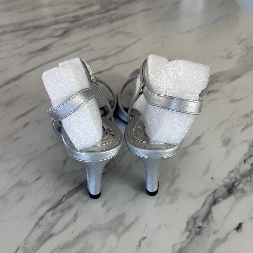 Easy Street Alive @ 5 Emerald‎ Silver Satin Slingback Pumps Heels 9M NEW